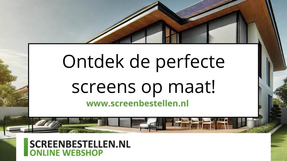 Een moderne woning met grote ramen bedekt met op maat gemaakte buitenscreens. De screens zijn duidelijk zichtbaar, bieden schaduw en voegen een strakke uitstraling toe aan het huis. De woning heeft een eigentijds ontwerp met strakke lijnen en een minimalistische esthetiek. De tuin rondom het huis is goed onderhouden. Het is een zonnige dag, wat het contrast tussen de screens en de buitenkant van het huis benadrukt.